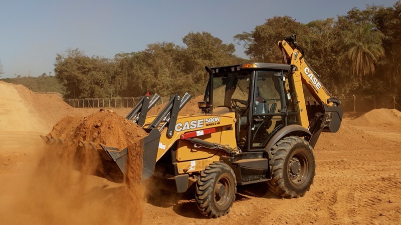 Retroescavadeira - Top Locações